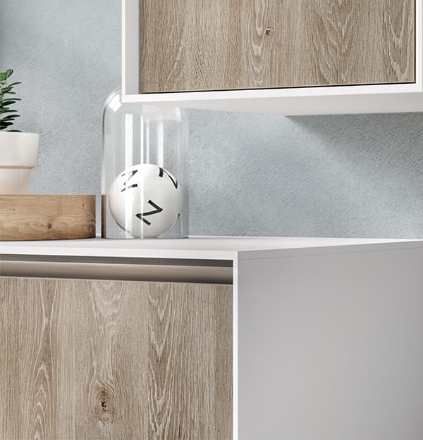 Angle d’un meuble : la joue blanche et son chant visible, contre des façades en décor chêne clair