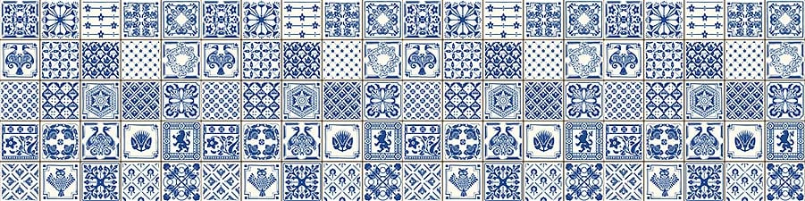 Carreaux d’azulejos peints en bleu indigo sur fond blanc, motifs floraux et géométriques alternés