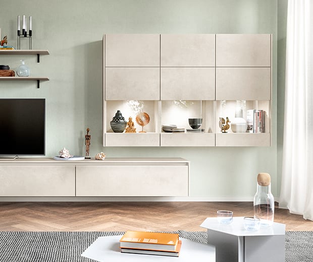 Trois éléments hauts à portes de verre, intérieur éclairé, au-dessus d’un meuble bas suspendu