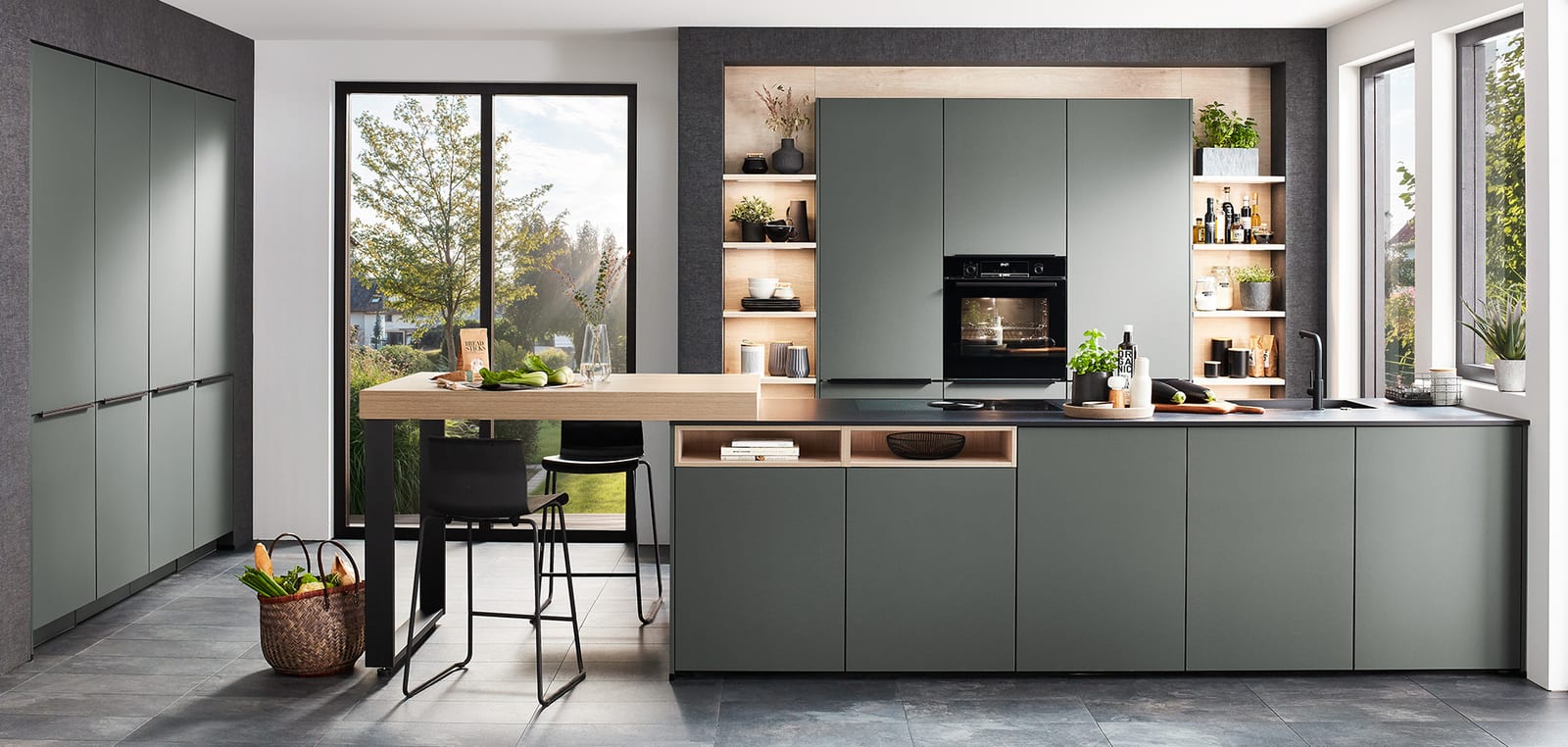 Cuisine en laque ultra-mate vert minéral avec niches en bois clair et plan de travail sombre