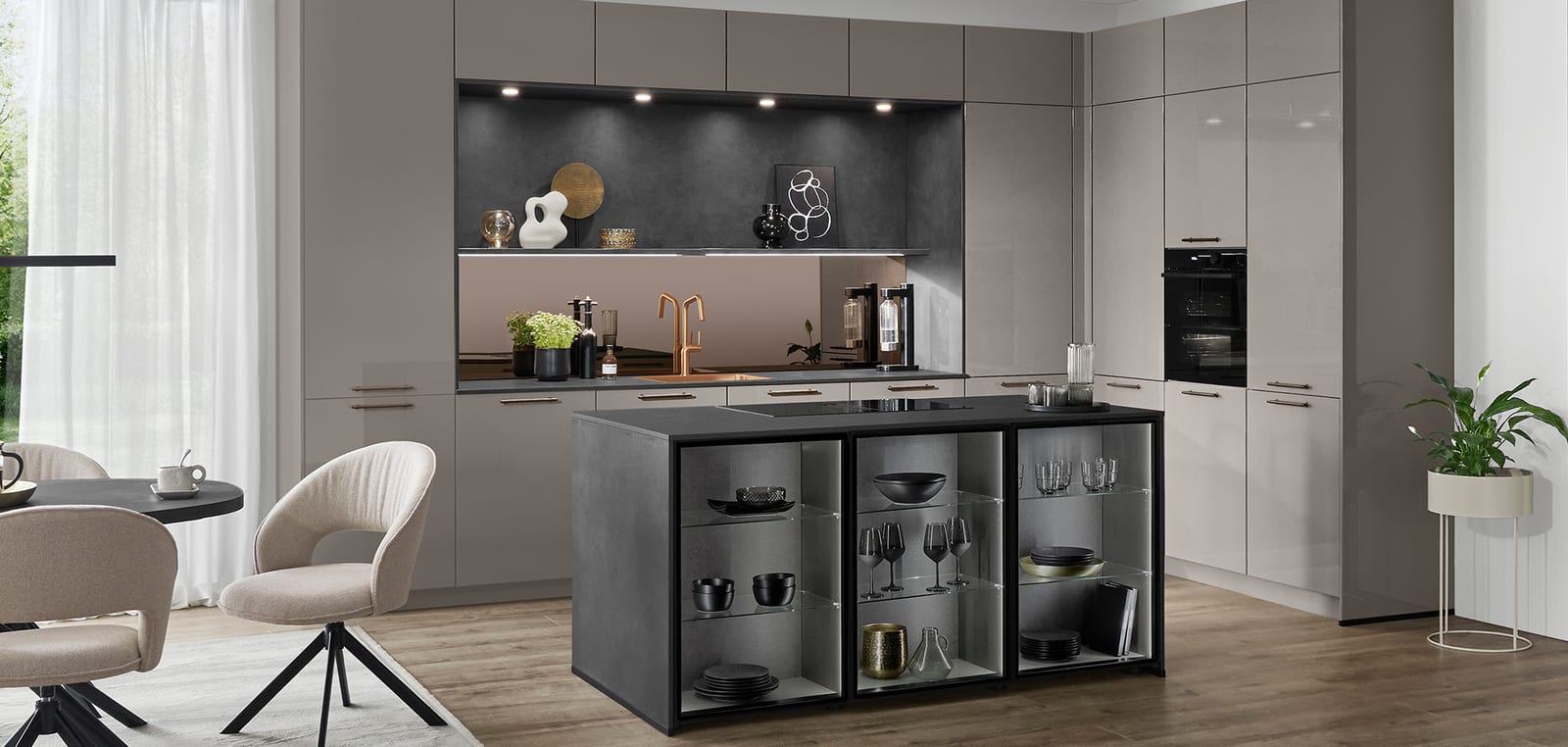 Cuisine en laque véritable brillante taupe, crédence miroir bronze, îlot vitrine à structure noire