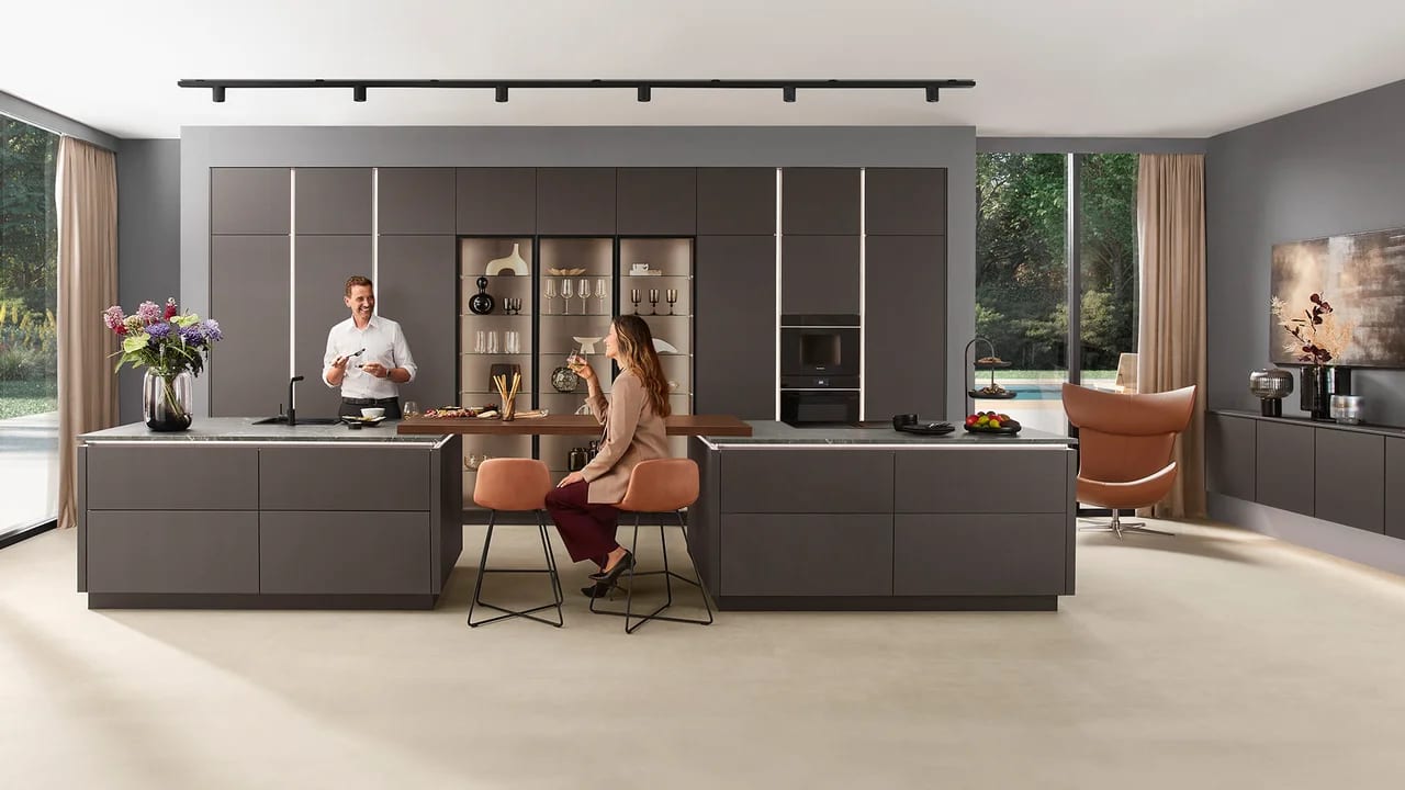 Cuisine en laque véritable mate brun foncé, deux îlots, vitrine centrale éclairée