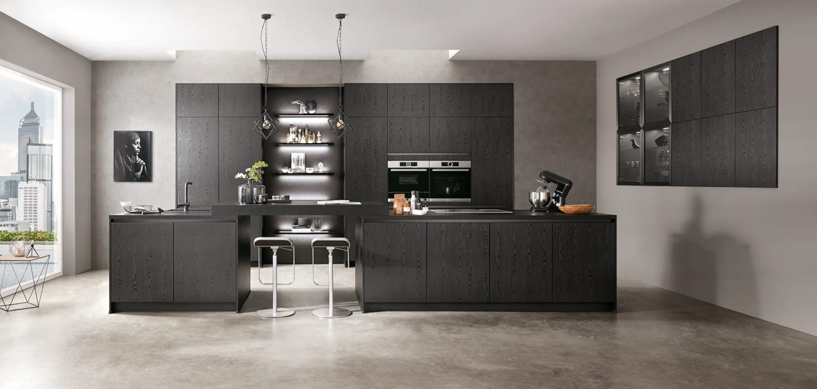 Cuisine en décor chêne noir, veinage marqué du sol au plafond, îlot prolongé d’une table haute face à une baie