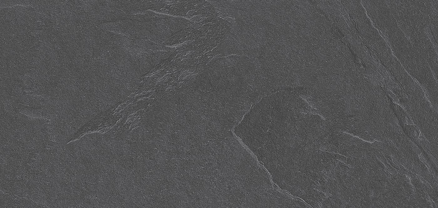 Gros plan d’un plan de travail gris anthracite à l’aspect d’ardoise, veinage minéral clair
