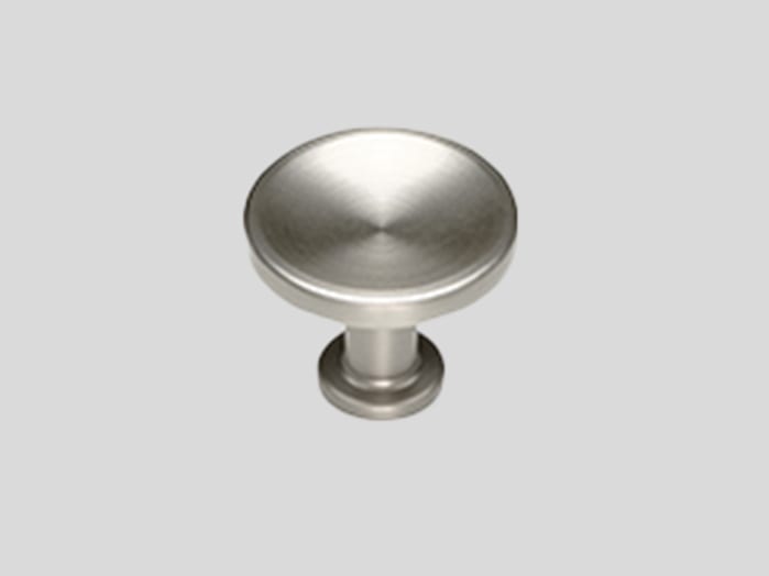 Bouton de meuble en métal couleur inox, tête ronde bombée sur un pied court, vue de face sur fond gris