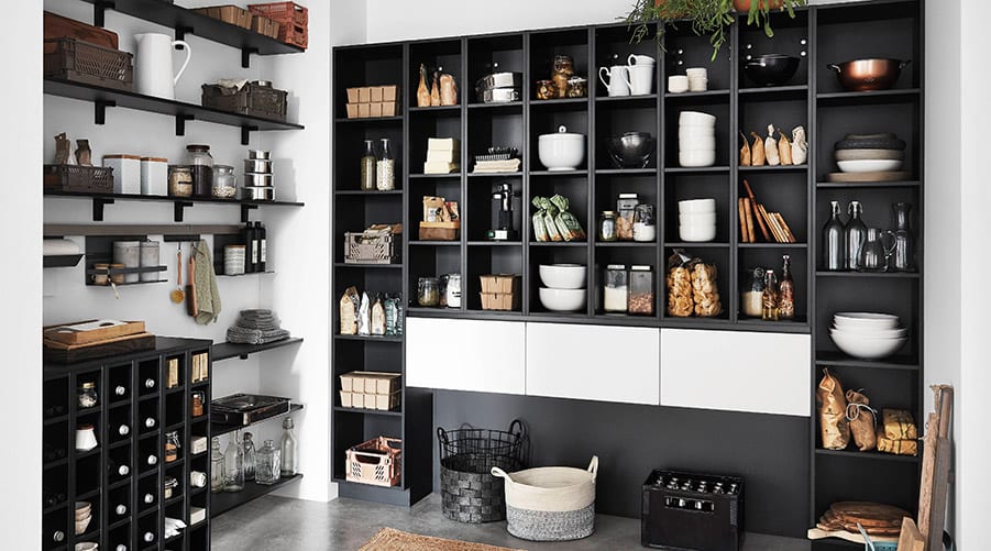 Rangement ouvert noir toute hauteur : vaisselle, bocaux, réserve et casier à bouteilles